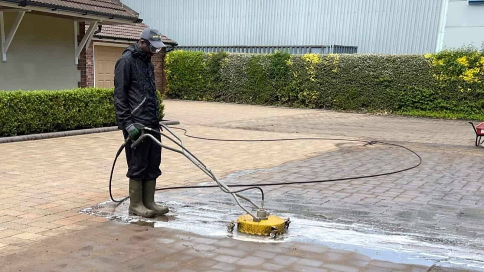 Driveway cleaning after - pristine surface
